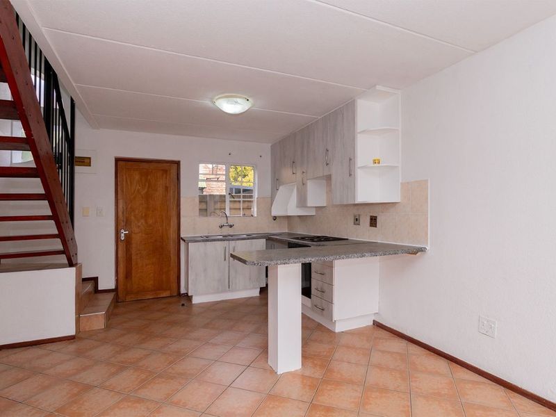 Townhouse For Sale in Edleen, Kempton Park - Photo 10