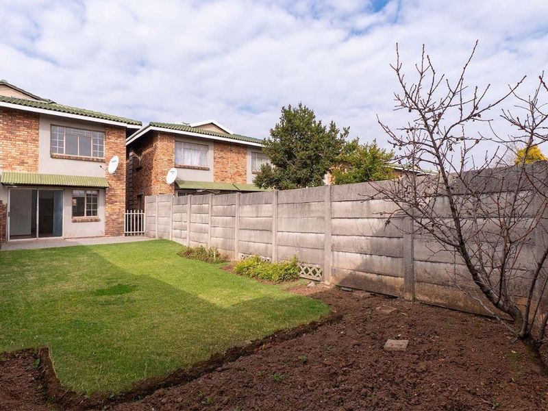 Townhouse For Sale in Edleen, Kempton Park - Photo 3