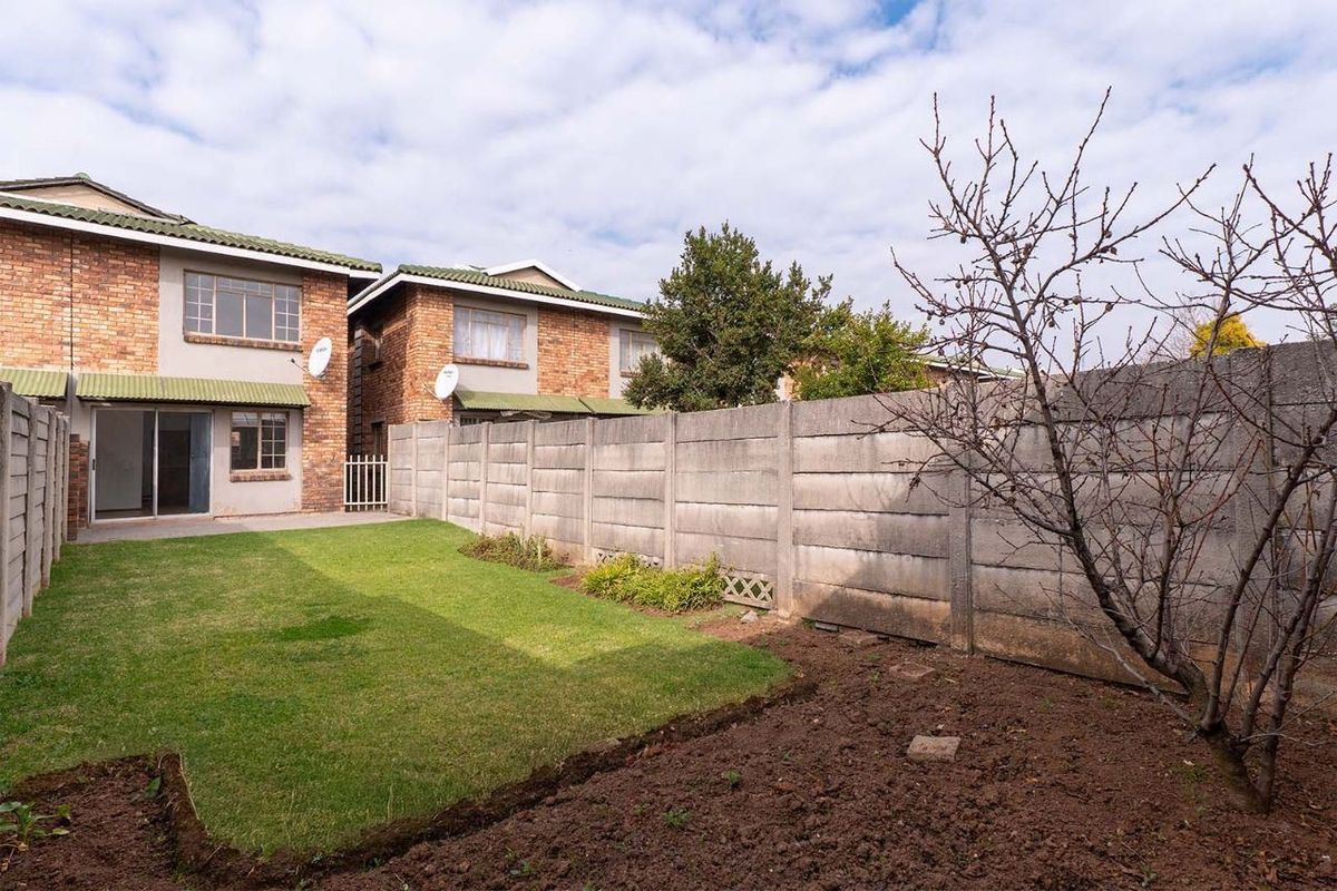Townhouse For Sale in Edleen, Kempton Park - Photo 3