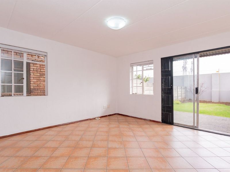 Townhouse For Sale in Edleen, Kempton Park - Photo 8