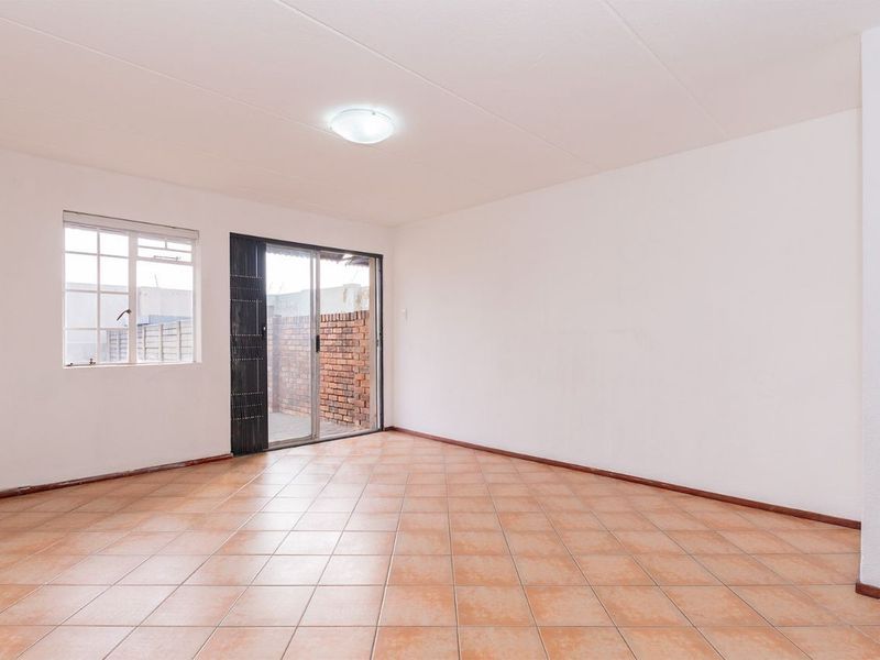 Townhouse For Sale in Edleen, Kempton Park - Photo 7