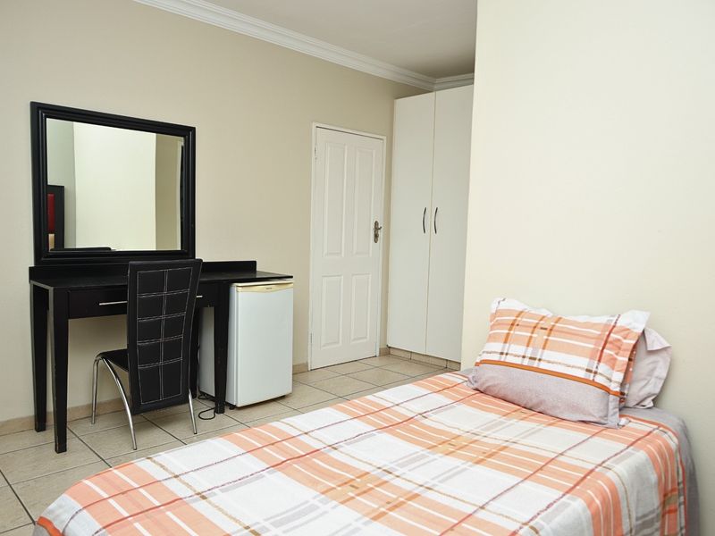 8 En-suite Bedroom House Plus 2 x 2 Bedroom Cottages For Sale in Mayfair West, Johannesburg - Photo 8