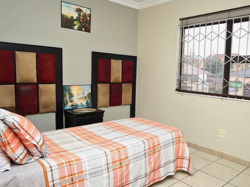 8 En-suite Bedroom House Plus 2 x 2 Bedroom Cottages For Sale in Mayfair West, Johannesburg - Photo 7
