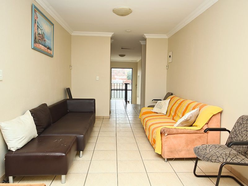 8 En-suite Bedroom House Plus 2 x 2 Bedroom Cottages For Sale in Mayfair West, Johannesburg - Photo 6