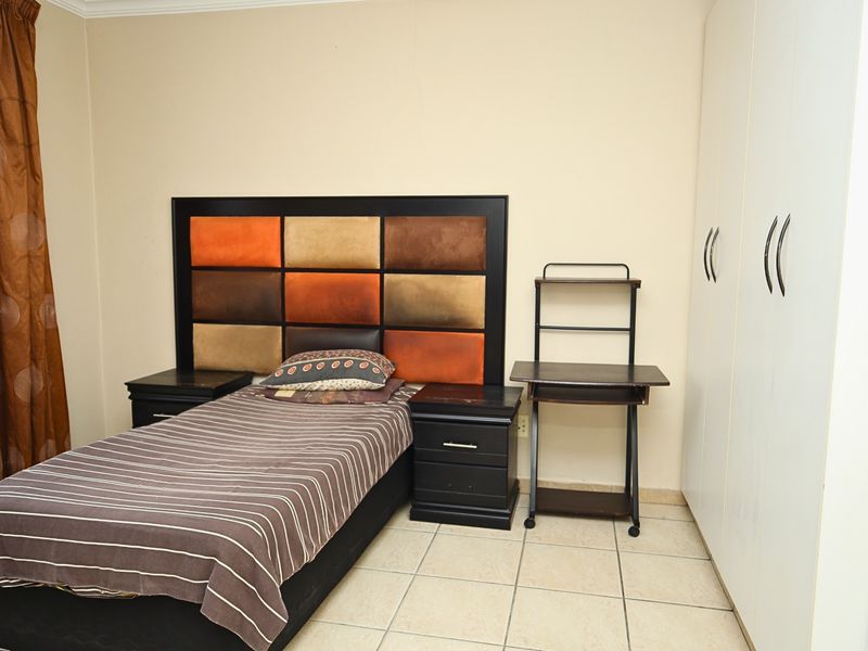 8 En-suite Bedroom House Plus 2 x 2 Bedroom Cottages For Sale in Mayfair West, Johannesburg - Photo 10