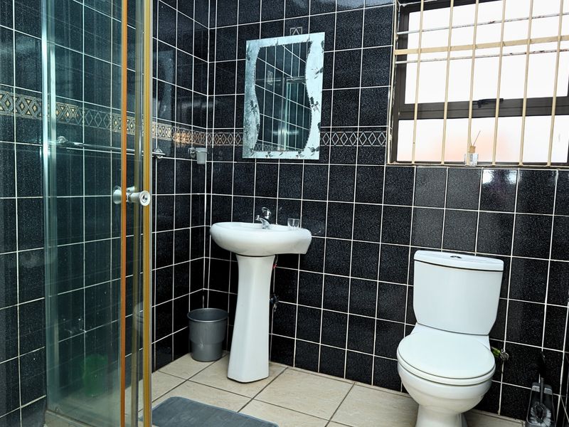 8 En-suite Bedroom House Plus 2 x 2 Bedroom Cottages For Sale in Mayfair West, Johannesburg - Photo 9