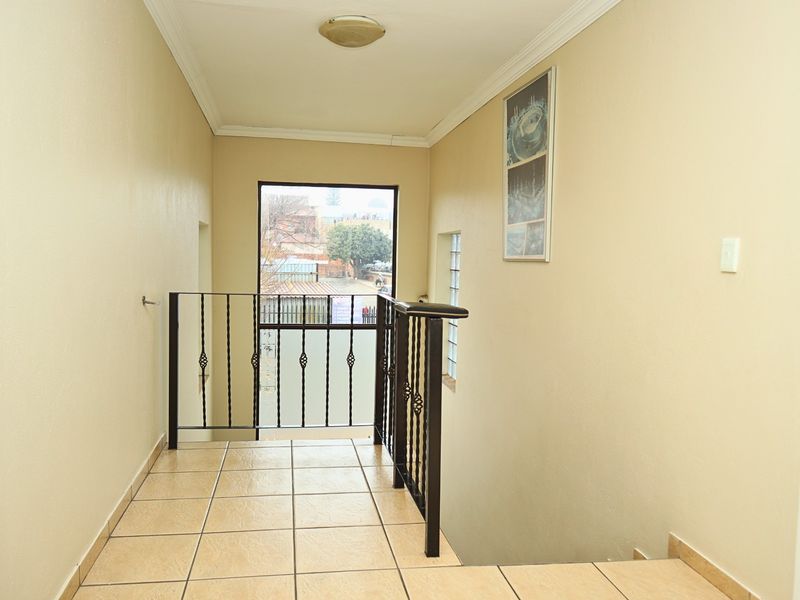 8 En-suite Bedroom House Plus 2 x 2 Bedroom Cottages For Sale in Mayfair West, Johannesburg - Photo 5