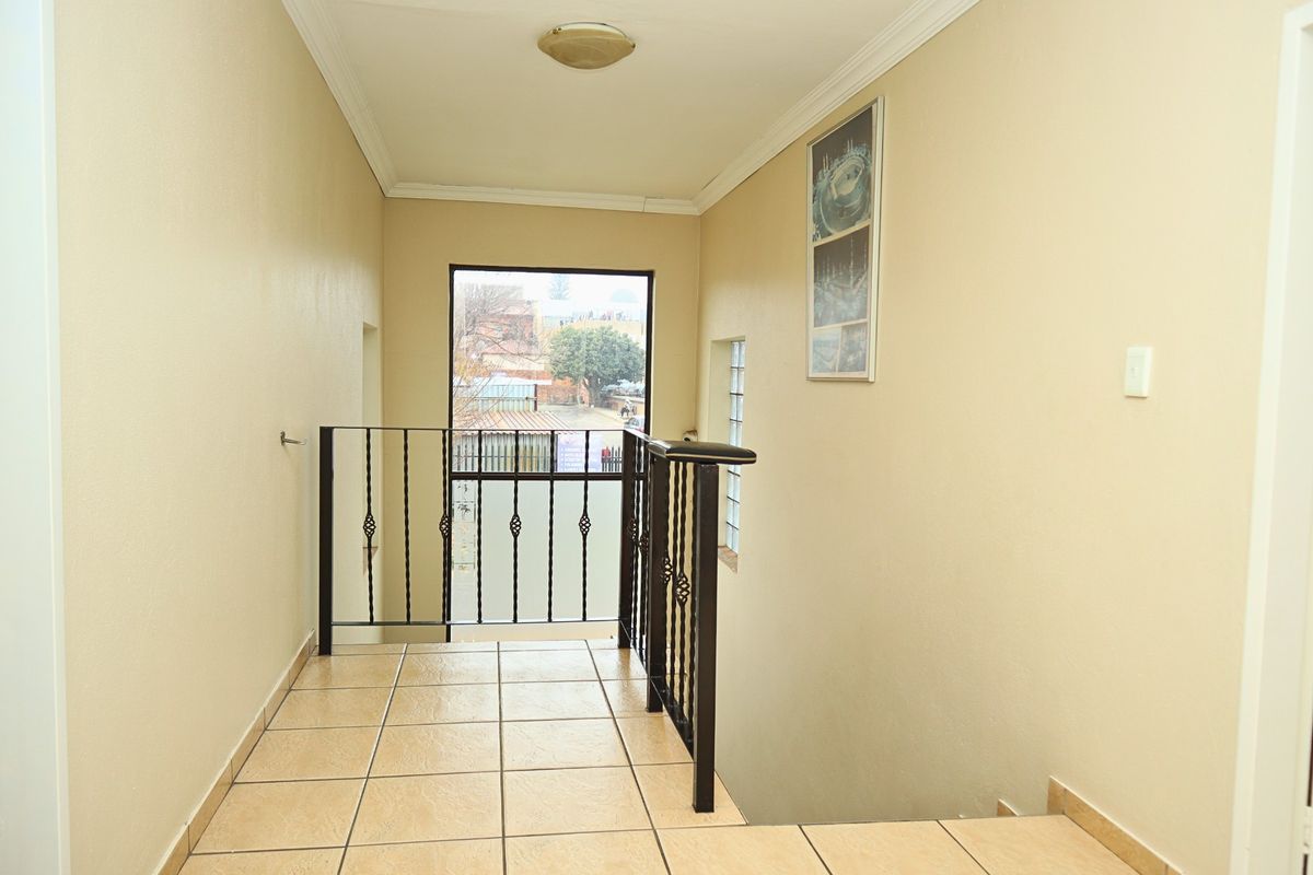 8 En-suite Bedroom House Plus 2 x 2 Bedroom Cottages For Sale in Mayfair West, Johannesburg - Photo 5