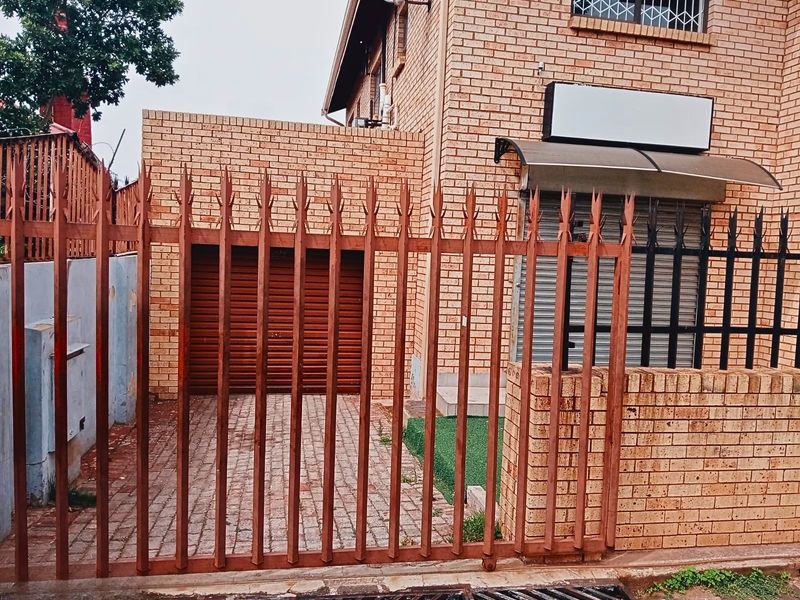 8 En-suite Bedroom House Plus 2 x 2 Bedroom Cottages For Sale in Mayfair West, Johannesburg - Photo 2
