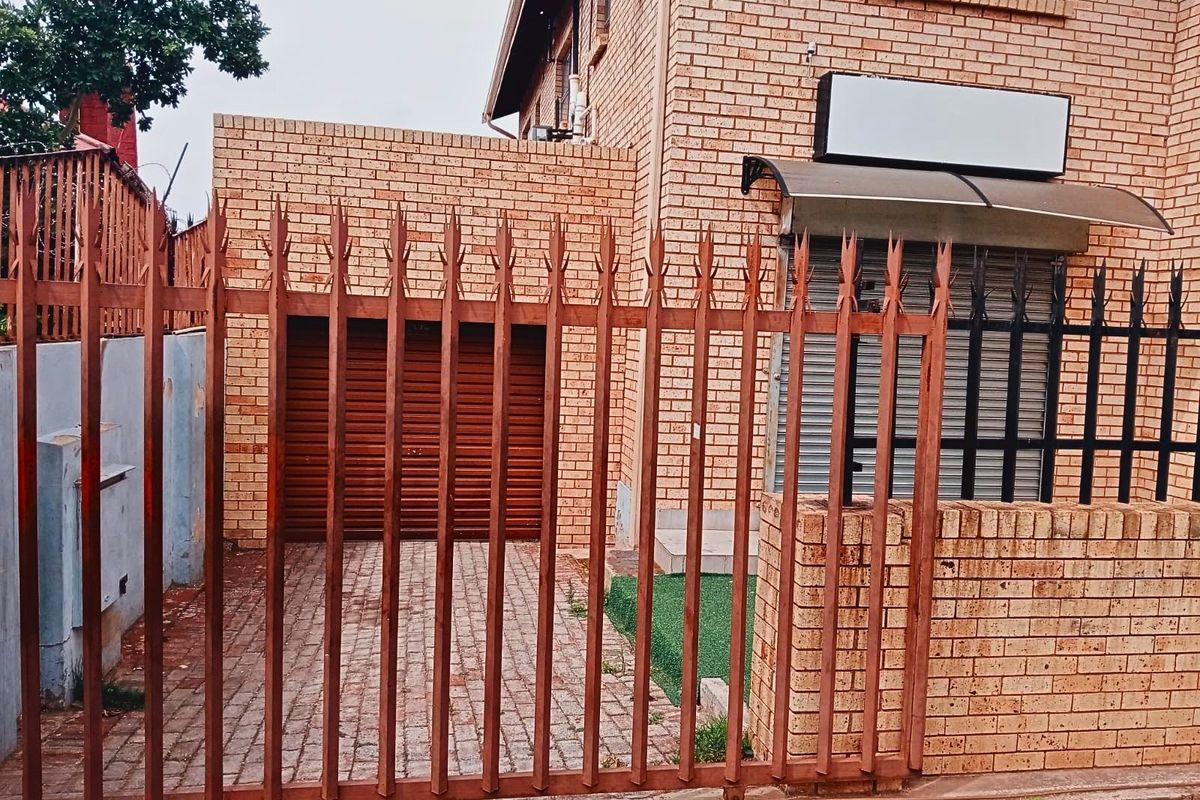 8 En-suite Bedroom House Plus 2 x 2 Bedroom Cottages For Sale in Mayfair West, Johannesburg - Photo 2
