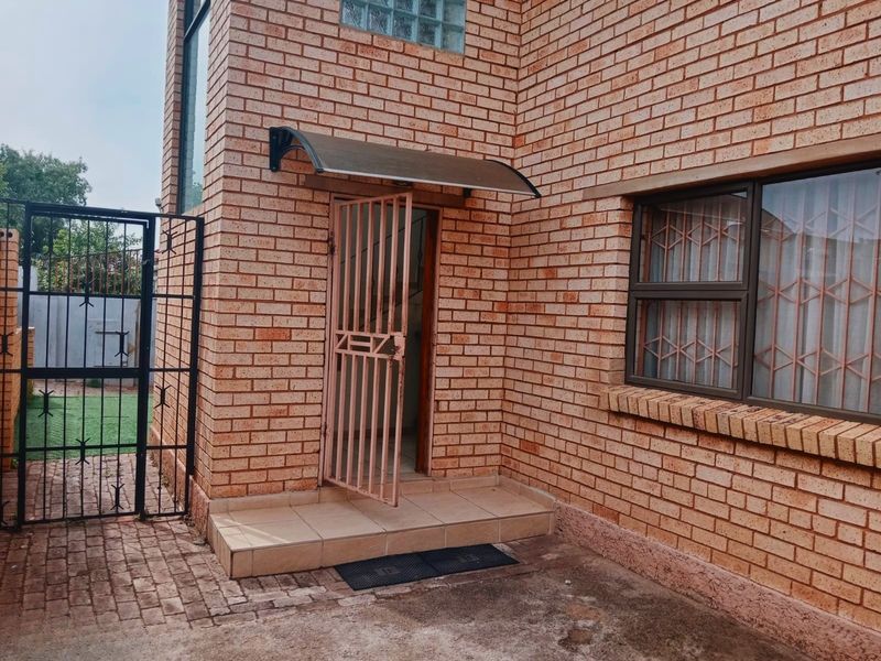 8 En-suite Bedroom House Plus 2 x 2 Bedroom Cottages For Sale in Mayfair West, Johannesburg - Photo 3