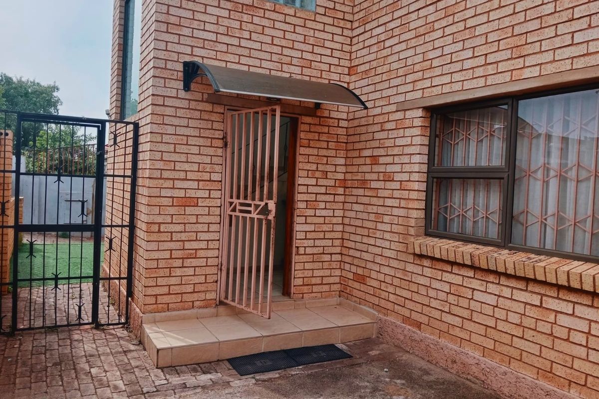 8 En-suite Bedroom House Plus 2 x 2 Bedroom Cottages For Sale in Mayfair West, Johannesburg - Photo 3