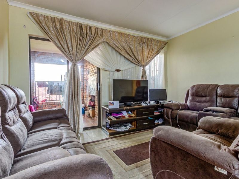 Apartment For Sale in Edleen, Kempton Park - Photo 2