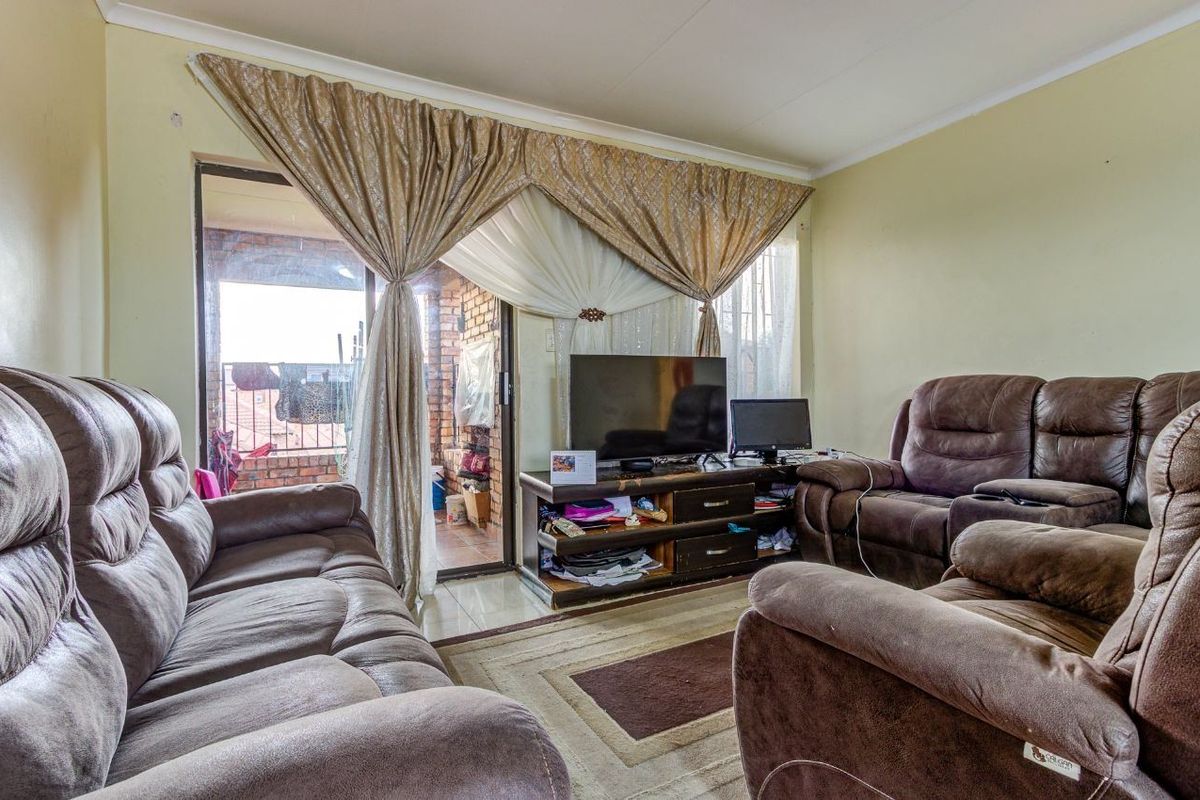 Apartment For Sale in Edleen, Kempton Park - Photo 2