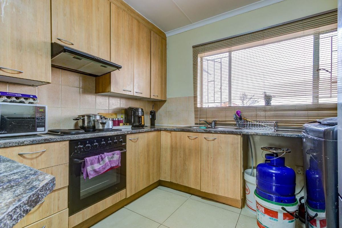 Apartment For Sale in Edleen, Kempton Park - Photo 5