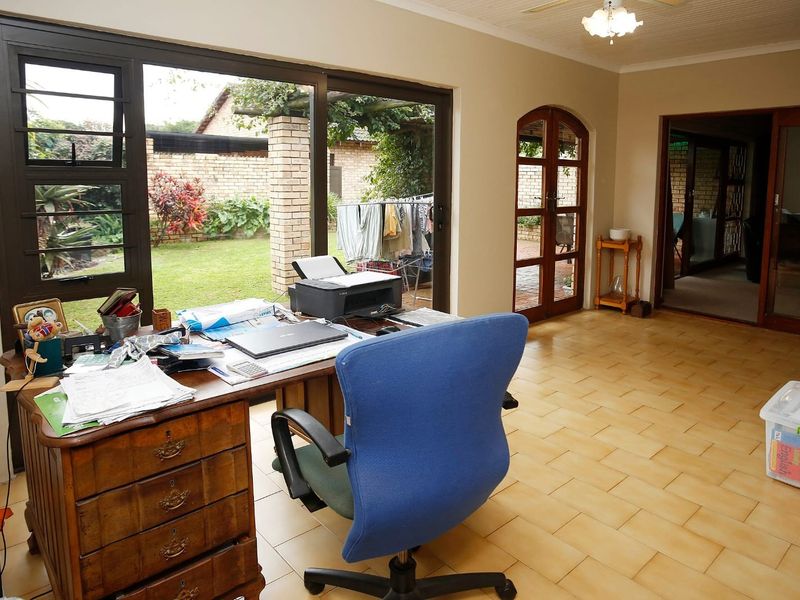 Spacious 2 Bedroom Unit in the Sought-after Greenacres Village - Photo 10