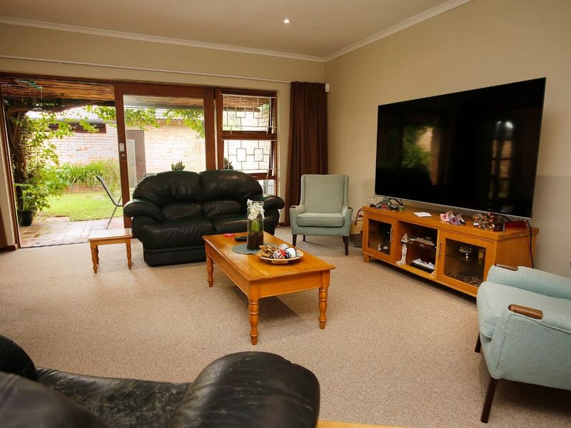 Spacious 2 Bedroom Unit in the Sought-after Greenacres Village - Photo 8