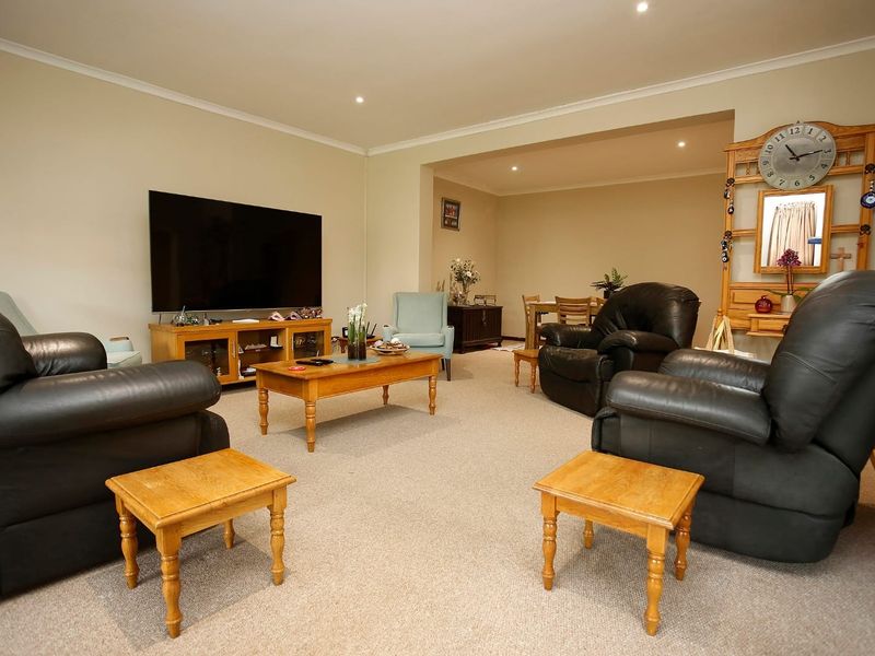 Spacious 2 Bedroom Unit in the Sought-after Greenacres Village - Photo 7