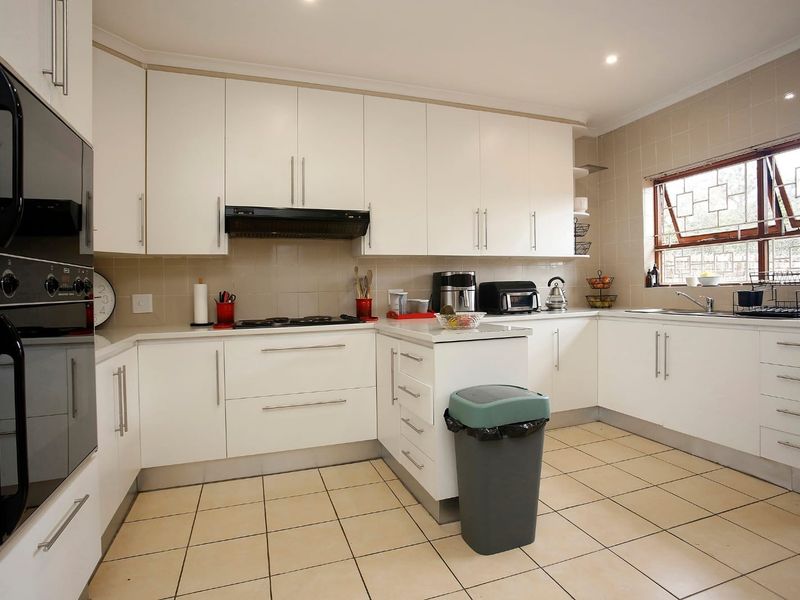 Spacious 2 Bedroom Unit in the Sought-after Greenacres Village - Photo 2