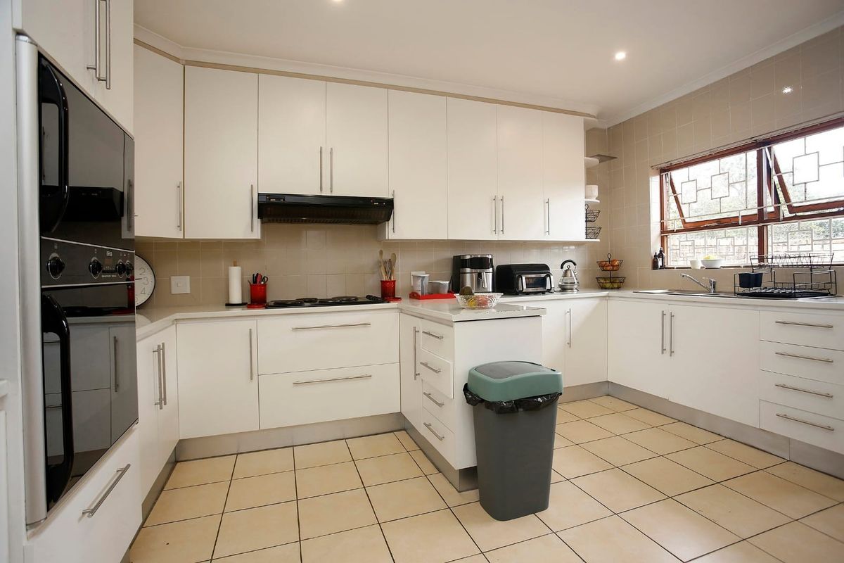 Spacious 2 Bedroom Unit in the Sought-after Greenacres Village - Photo 2