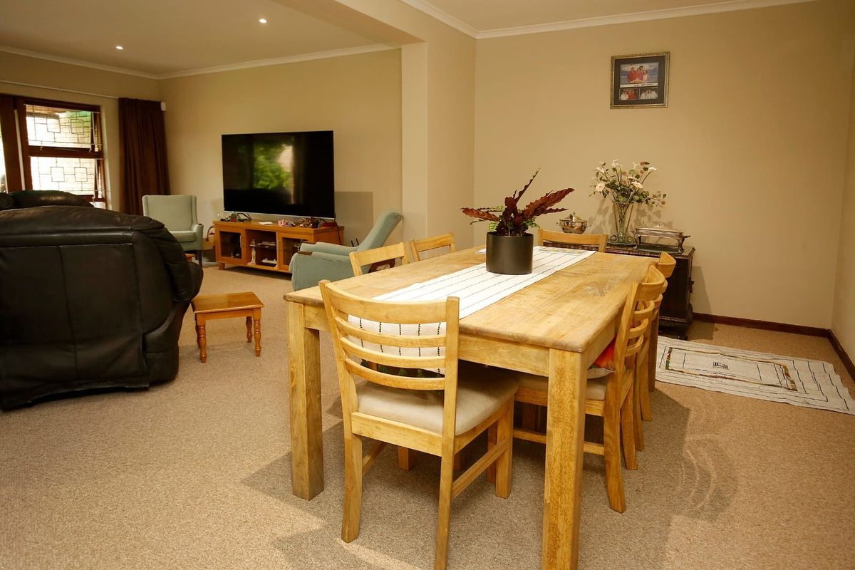 Spacious 2 Bedroom Unit in the Sought-after Greenacres Village - Photo 5