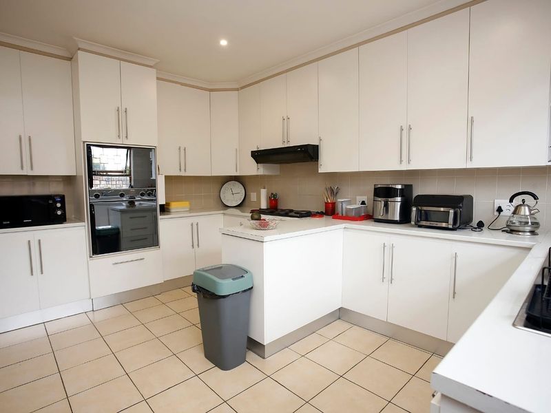 Spacious 2 Bedroom Unit in the Sought-after Greenacres Village - Photo 3