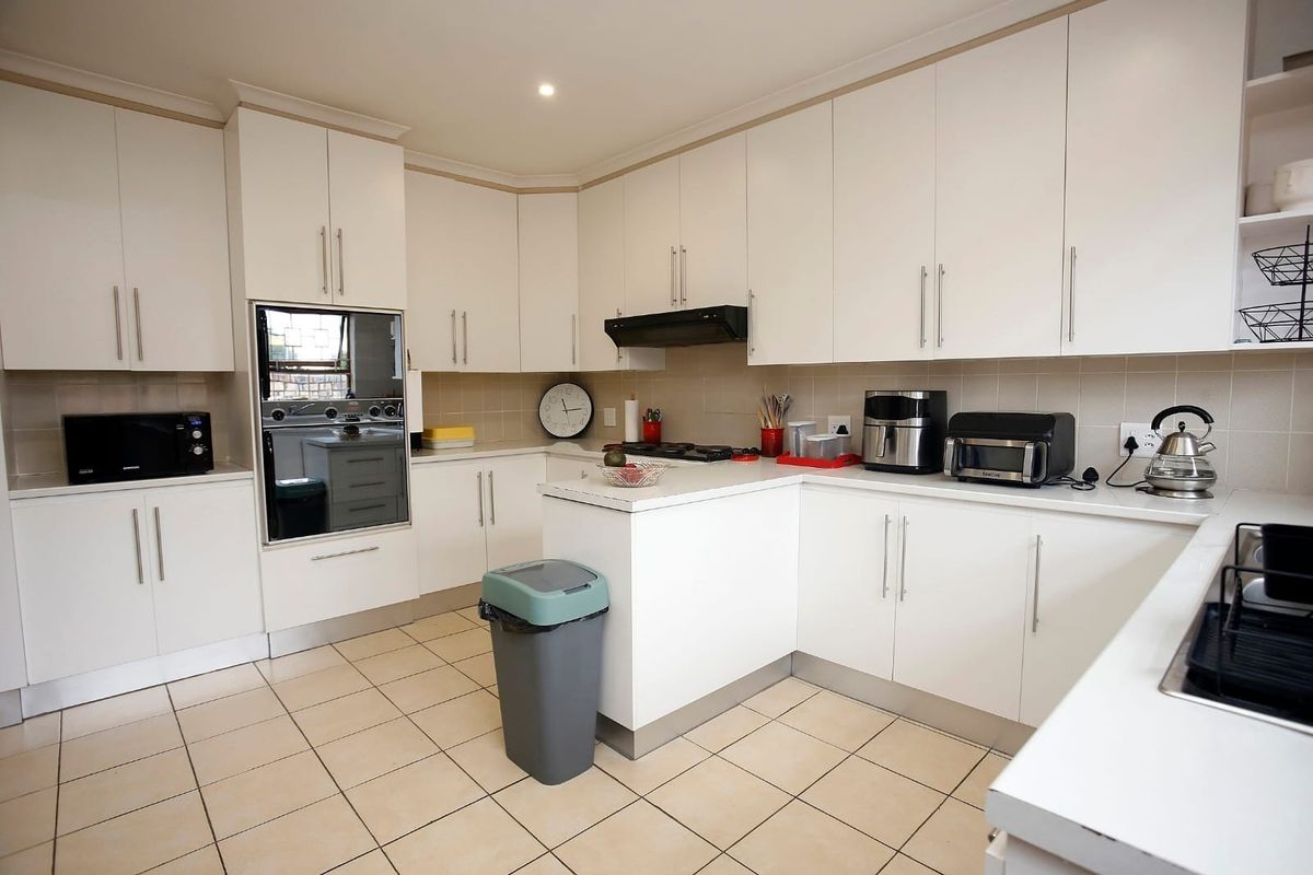 Spacious 2 Bedroom Unit in the Sought-after Greenacres Village - Photo 3