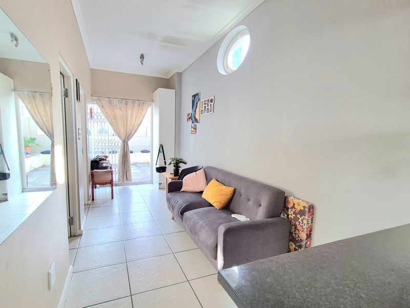 Unique 2 bedroom ground floor unit in Rosebank - Photo 4