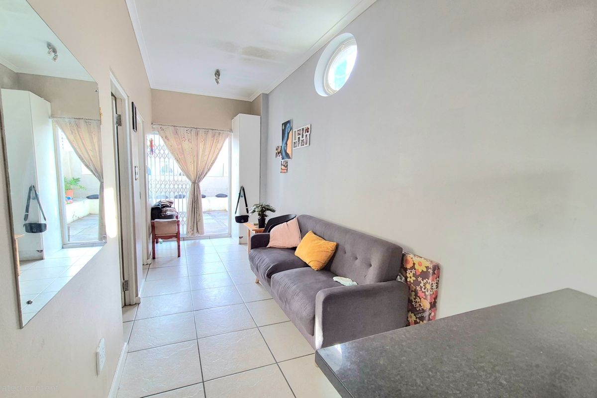 Unique 2 bedroom ground floor unit in Rosebank - Photo 4