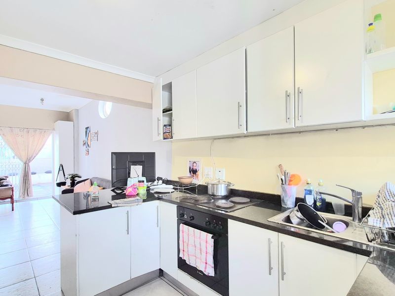 Unique 2 bedroom ground floor unit in Rosebank - Photo 3