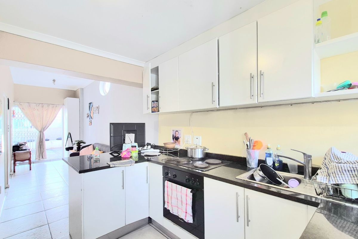 Unique 2 bedroom ground floor unit in Rosebank - Photo 3