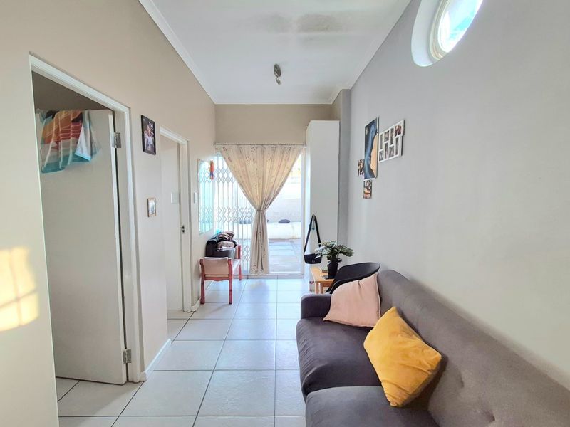 Unique 2 bedroom ground floor unit in Rosebank - Photo 5
