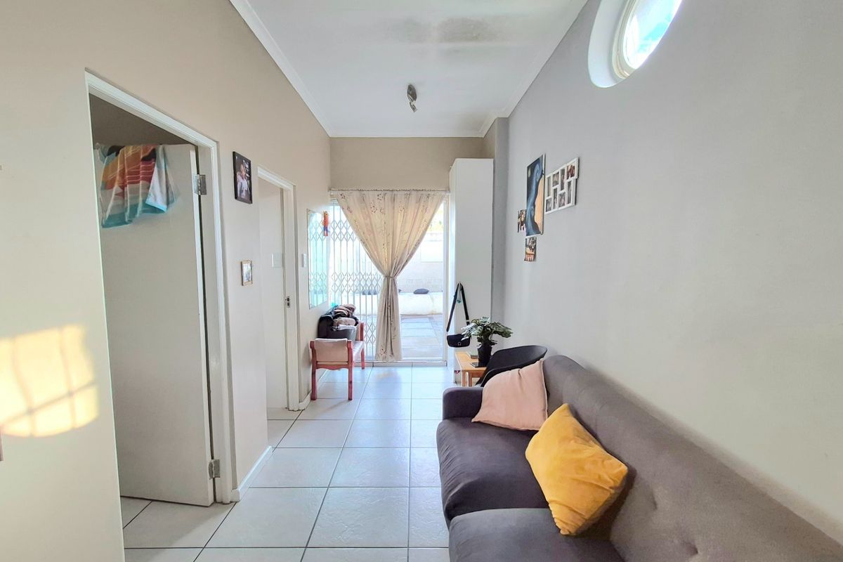 Unique 2 bedroom ground floor unit in Rosebank - Photo 5