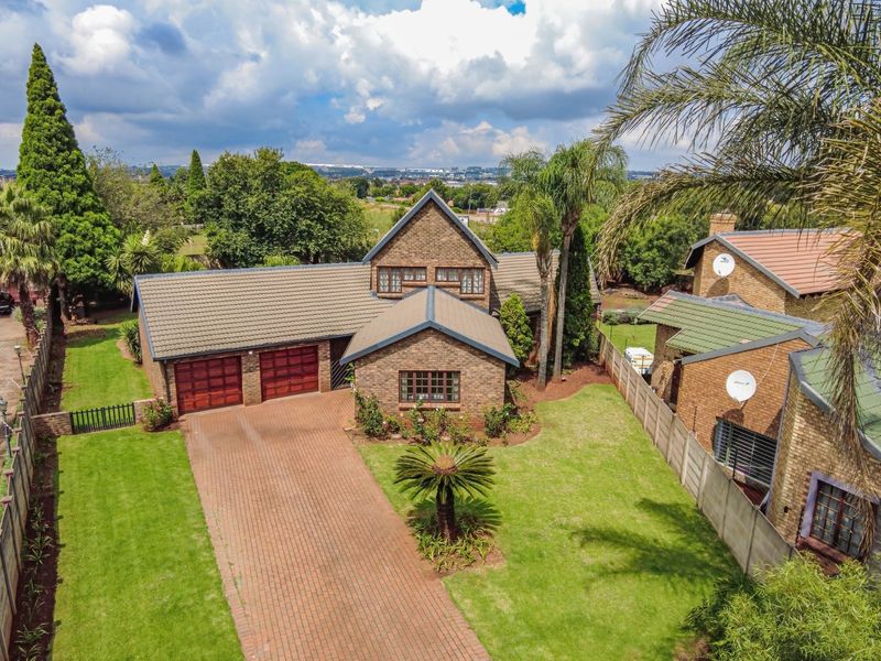 FOUR BEDROOM HOUSE in ZWARTKOP - fully renovated with no work needed!! - Photo 1