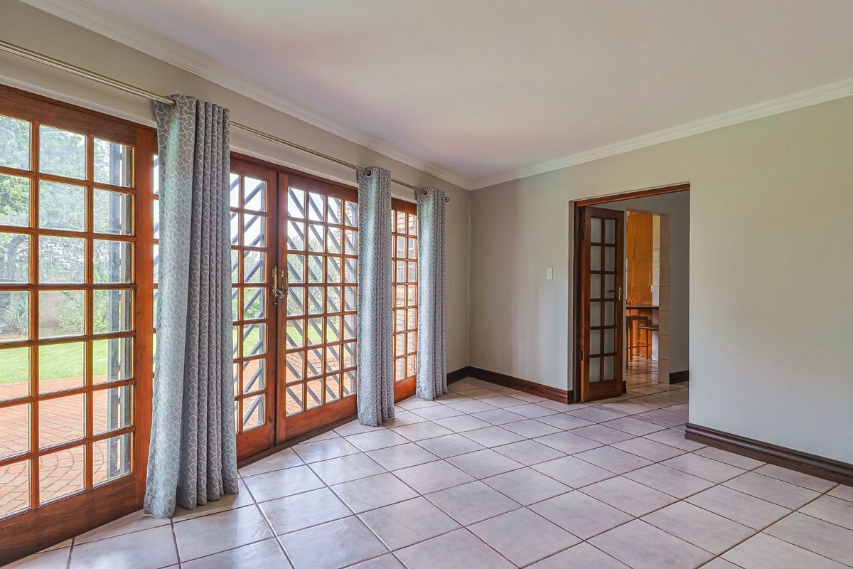 FOUR BEDROOM HOUSE in ZWARTKOP - fully renovated with no work needed!! - Photo 5