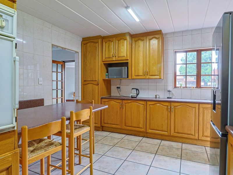 FOUR BEDROOM HOUSE in ZWARTKOP - fully renovated with no work needed!! - Photo 8