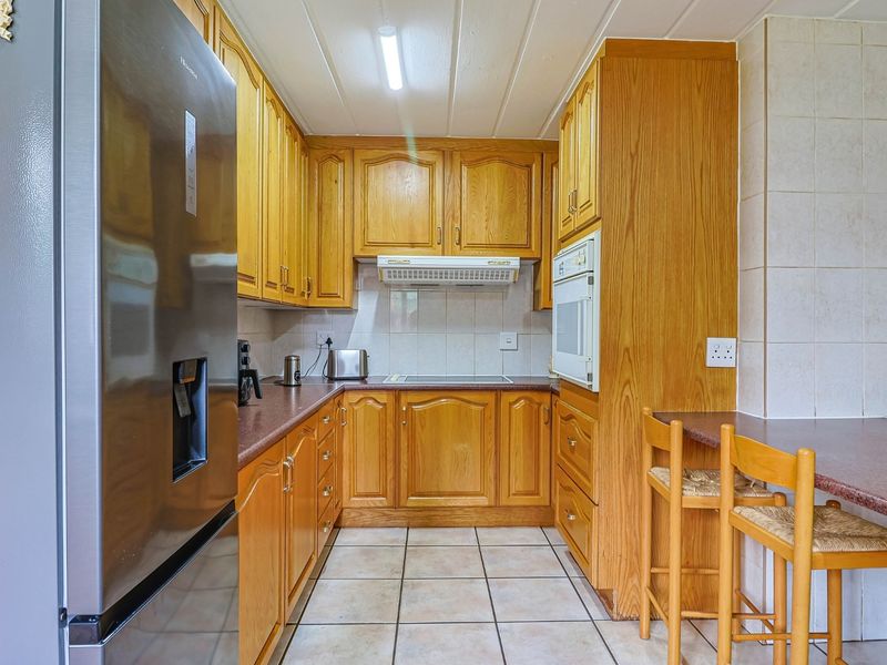 FOUR BEDROOM HOUSE in ZWARTKOP - fully renovated with no work needed!! - Photo 7