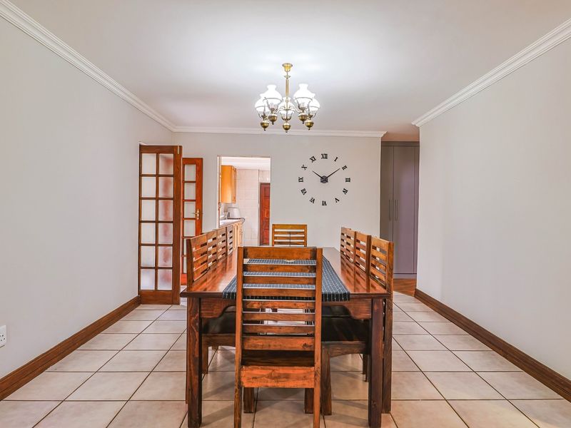 FOUR BEDROOM HOUSE in ZWARTKOP - fully renovated with no work needed!! - Photo 4