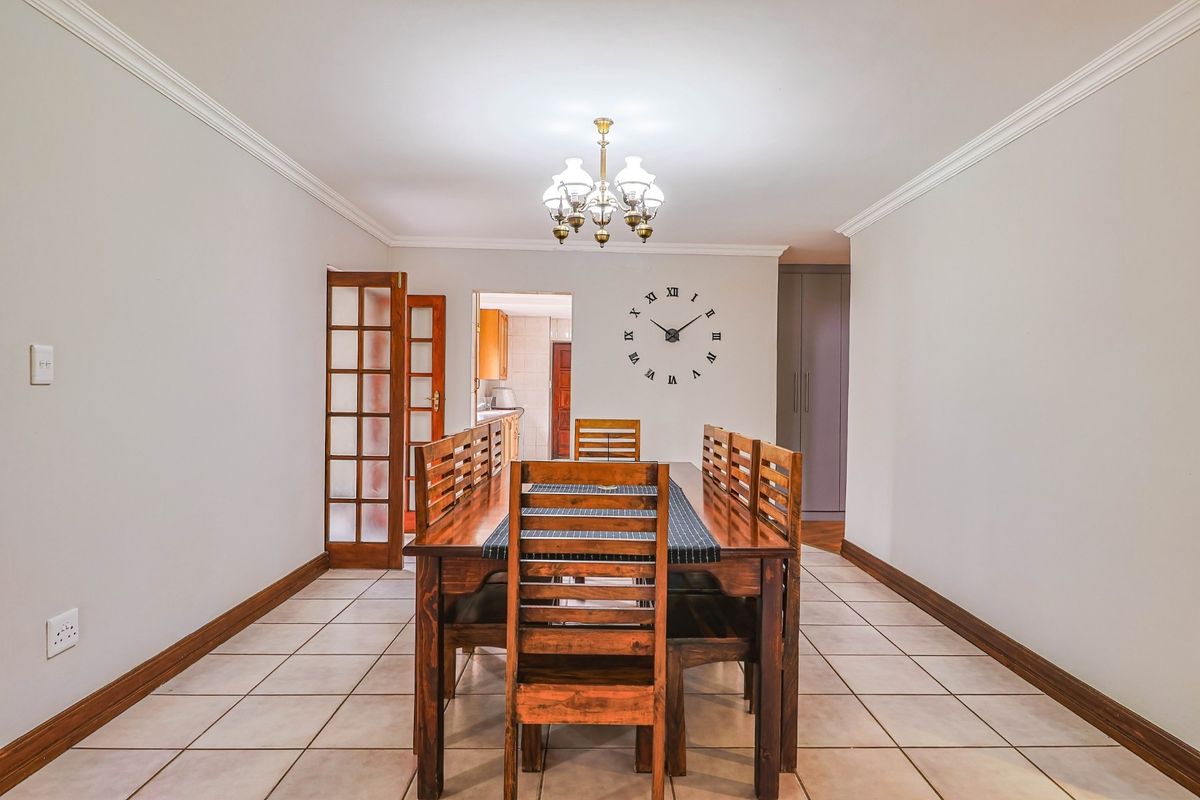FOUR BEDROOM HOUSE in ZWARTKOP - fully renovated with no work needed!! - Photo 4