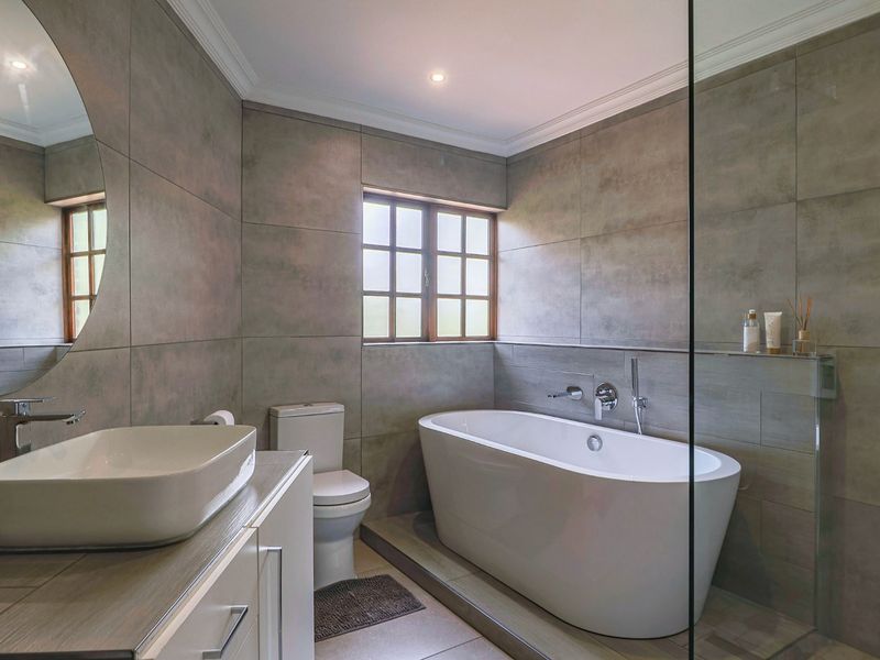 FOUR BEDROOM HOUSE in ZWARTKOP - fully renovated with no work needed!! - Photo 3