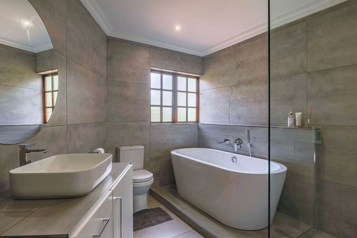 FOUR BEDROOM HOUSE in ZWARTKOP - fully renovated with no work needed!! - Photo 3