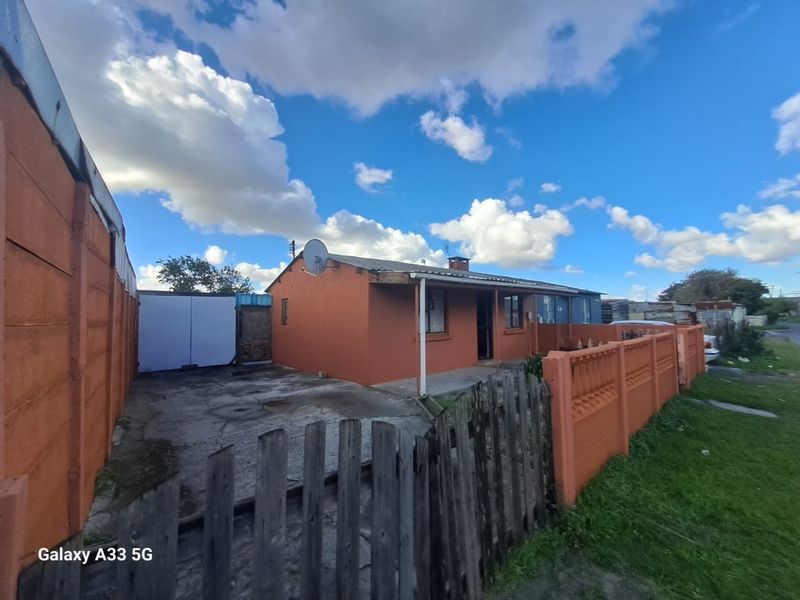 House For Sale in Kalksteenfontein, Cape Town - Photo 2