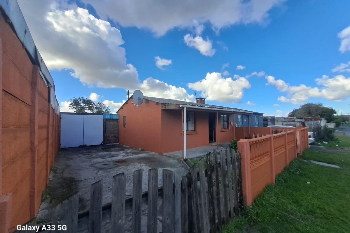 House For Sale in Kalksteenfontein, Cape Town - Photo 2