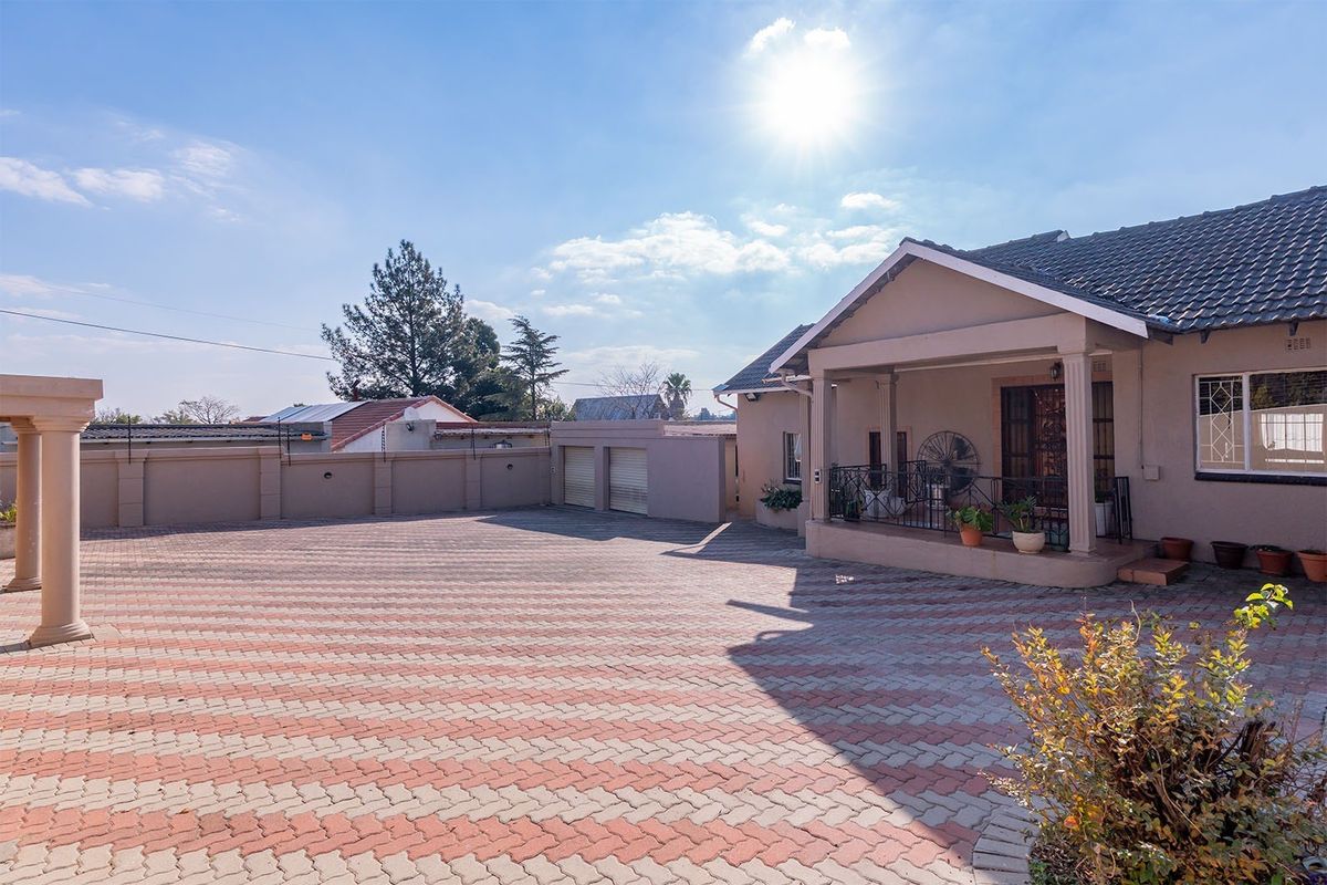 6 Bedroom home on a large stand in Esther Park. - Photo 2