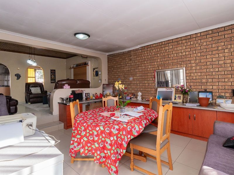 6 Bedroom home on a large stand in Esther Park. - Photo 7