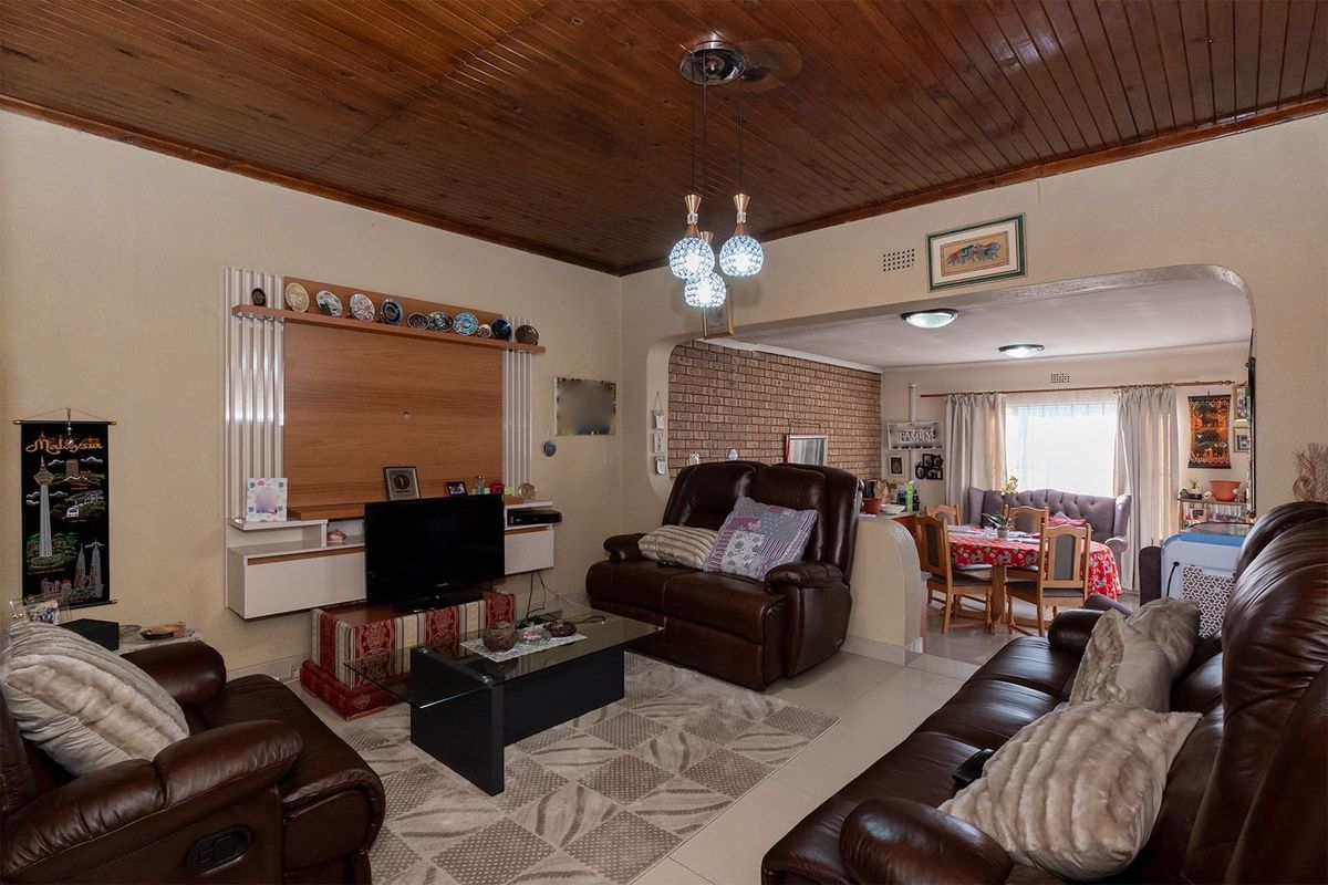 6 Bedroom home on a large stand in Esther Park. - Photo 4