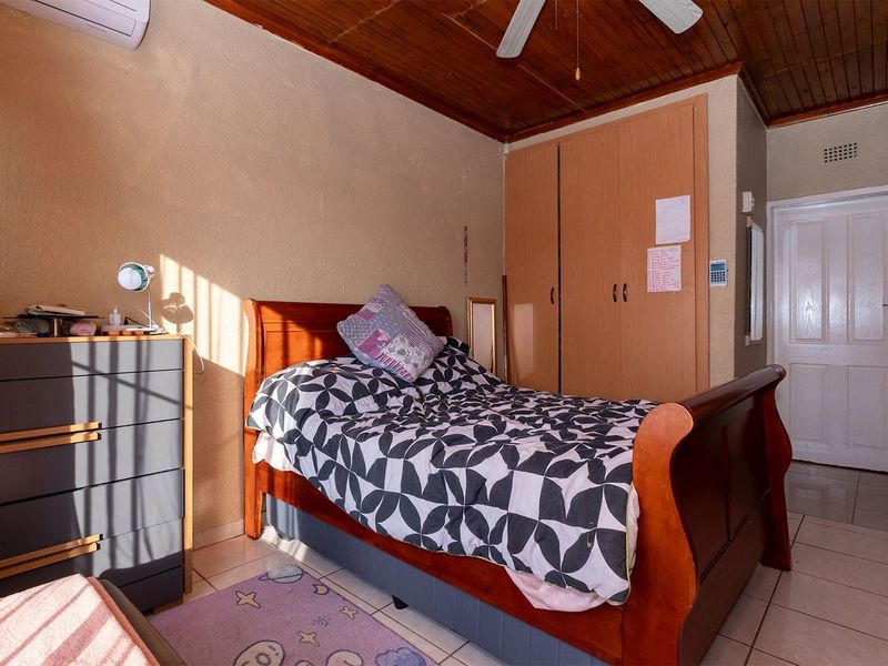 6 Bedroom home on a large stand in Esther Park. - Photo 10