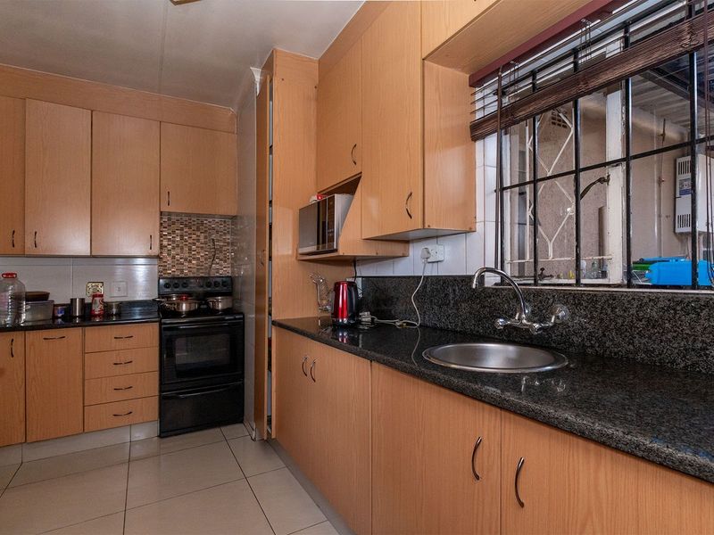 6 Bedroom home on a large stand in Esther Park. - Photo 9