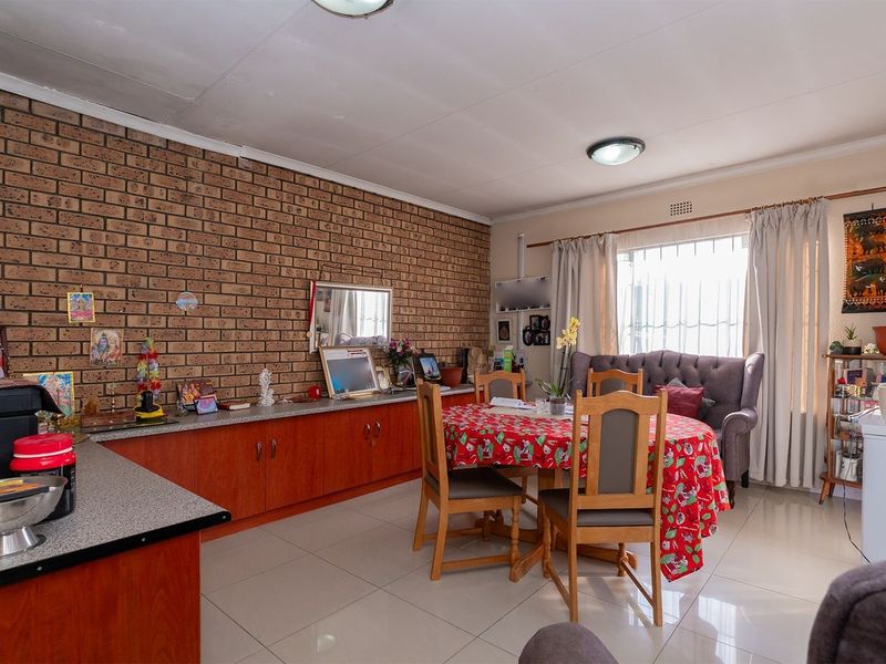 6 Bedroom home on a large stand in Esther Park. - Photo 8