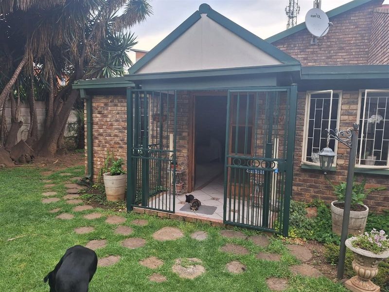 House To Rent in Waverley, Pretoria - Photo 1